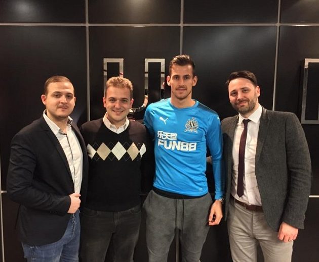 Martin Dúbravka právě oblékl dres Newcastlu! Vlevo bratři Zíkové ze zastupující agnetury Global Sports, vpravo Anthony Verrinder z agentury Spocs.