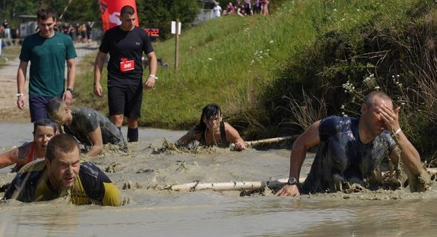 Army Run, první překážka na uvítanou.