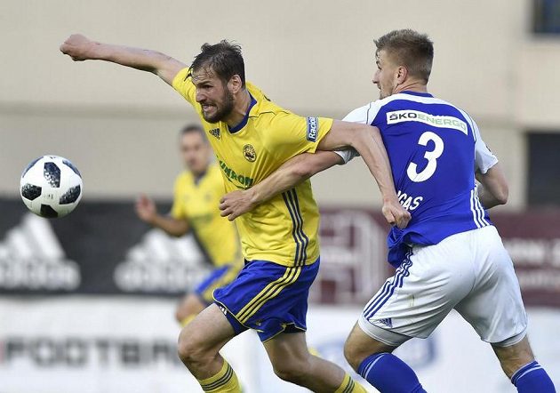 Zlínský fotbalista Tomáš Poznar ze Zlína se snaží uniknout Jakubu Jugasovi z Mladé Boleslavi.