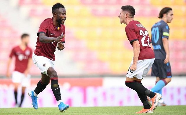 Sparťanský fotbalista Guélor Kanga se raduje poté, co vstřelil gól do sítě Trabzonsporu v utkání 3. předkola Evropské ligy. Na snímku je i druhý sparťan Plavšič.