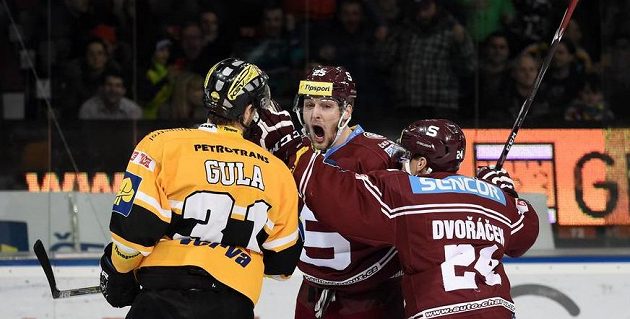 Martin Procházka (uprostřed) a David Dvořáček ze Sparty Praha oslavují gól v zápase s Litvínovem.
