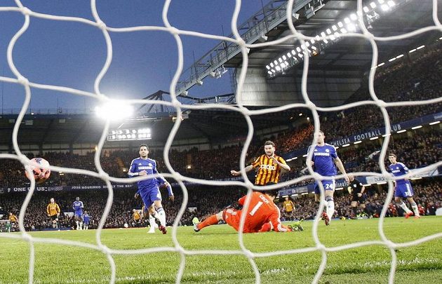 Bradfordský Mark Yeates (uprostřed) překonává Petra Čecha v brance Chelsea...
