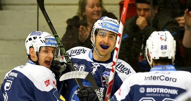 Plzeňští hokejisté (zleva) Jakub Jeřábek, Michal Moravčík a Erik Hrňa se radují z gólu v Karlových Varech.