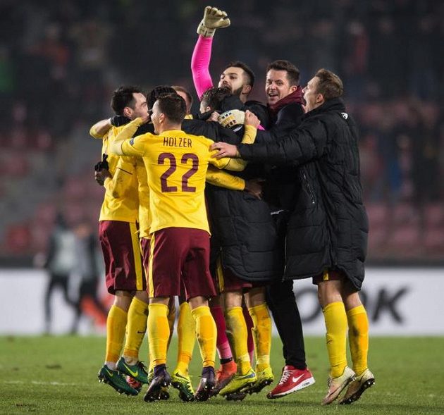 Fotbalisté Sparty a trenér David Holoubek oslavují postup po vítězství nad Southamptonem.