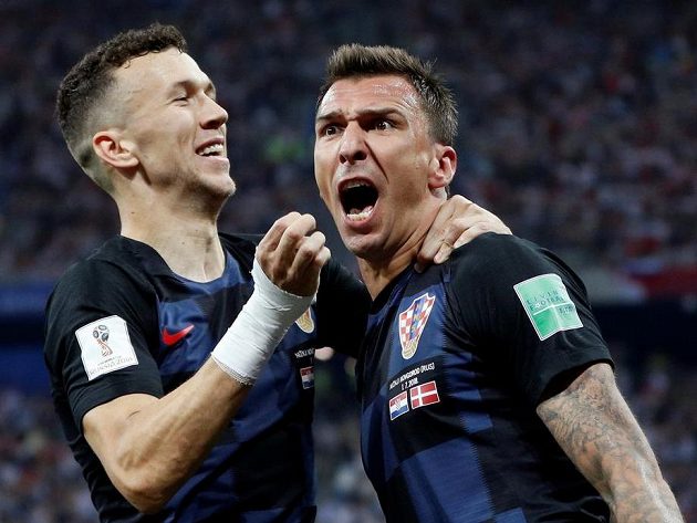 Chorvati rychle vyrovnali na 1:1. Radují se autor gólu Mario Mandžukič (vpravo) a Ivan Perišič.
