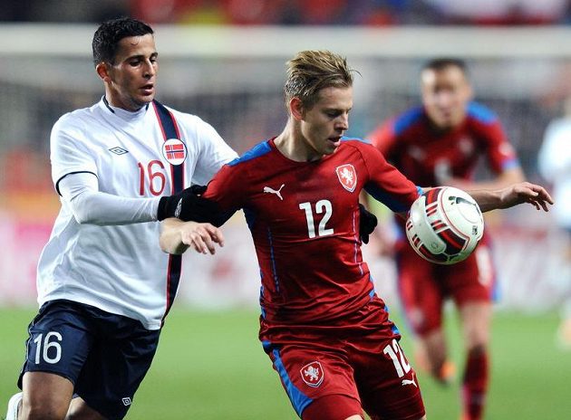 Český útočník Matěj Vydra (vpravo) a Omar Elabdellaoui z Norska během přátelského utkání.