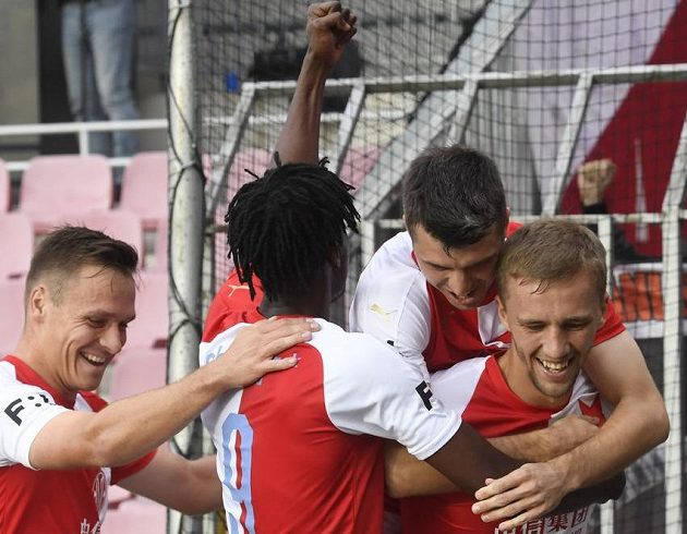 Hráči Slavie se radují z prvního gólu, který dal z penalty Tomáš Souček (vpravo).