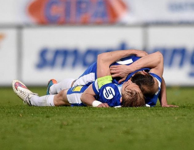 Fotbalisté Slovanu Liberec Lukáš Pokorný a Miloš Karišik oslavují vítězství nad Spartou.