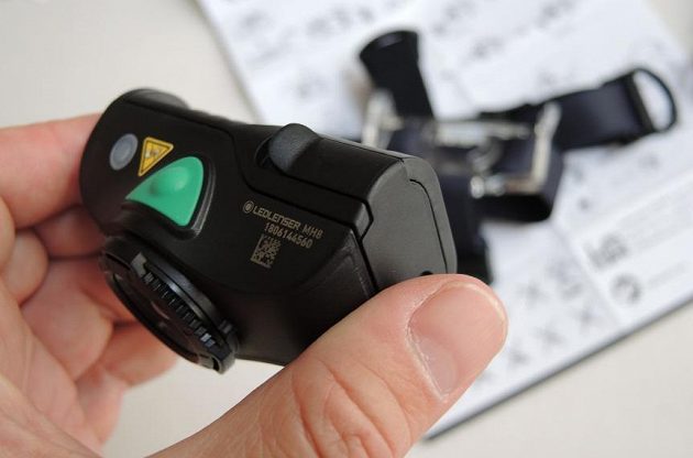 Čtyřbarevná čelovka Ledlenser MH8 ‒ přístup k bateriím/akumulátoru je usnadněný odstávajícím jazýčkem.
