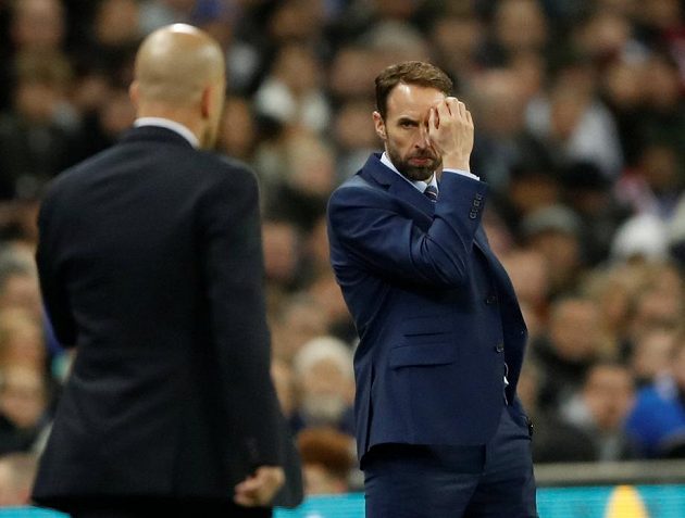 To myslíte vážně...?! Rozčarovaný trenér Angličanů Gareth Southgate aa zády k objektivu kouč Italů Luigi Di Biagio.