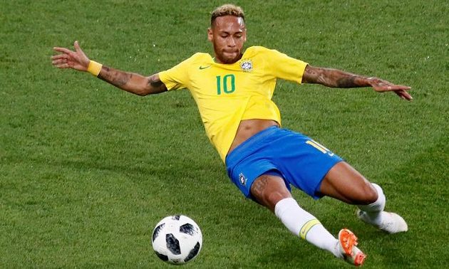 Brazilský fotbalista Neymar v akci během utkání se Srbskem na mistrovství světa.