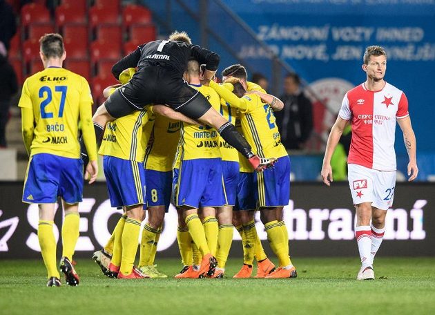 Fotbalisté Zlína oslavují vítězství 2:1 na Slavii. Na vrcholu valné hromady brankář Zdeněk Zlámal.