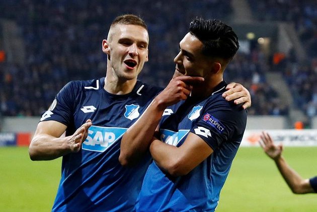Hráči Hoffenheimu zleva Pavel Kadeřábek a Nadiem Amiri se radují v zápase Evropské ligy proti istanbulskému Basaksehiru.