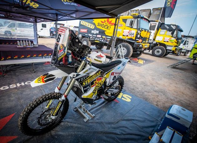 Start Dakaru se přiblížil. V popředí motorka Maruška, v pozadí kamion Franta...