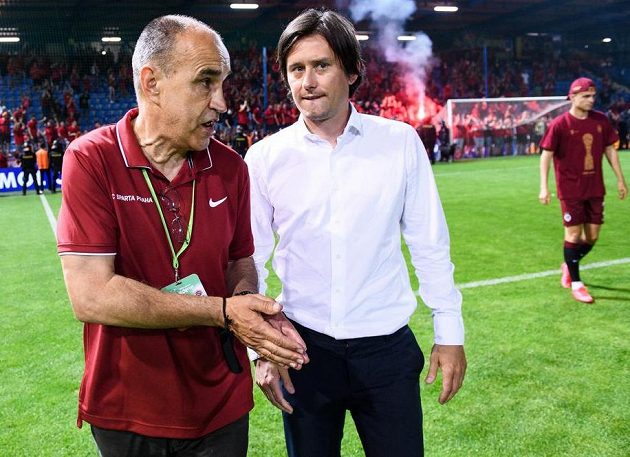 Trenér Sparty Praha Václav Kotal a Tomáš Rosický během oslav vítězství a zisku trofeje ve finále MOL Cupu v Liberci.