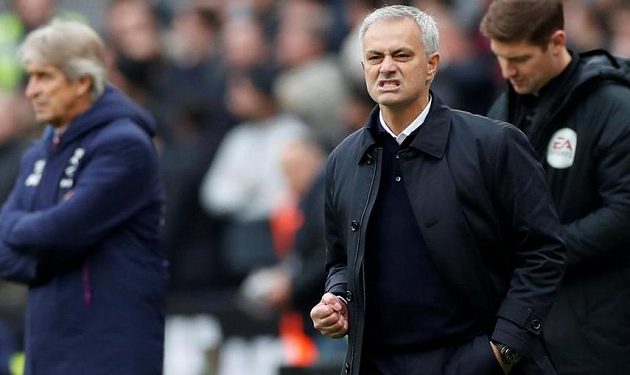 Manažer Tottenhamu Hotspuru José Mourinho a jeho grimasa dává tušit, ýe výkon jeho svěřenců měl dost kazů.