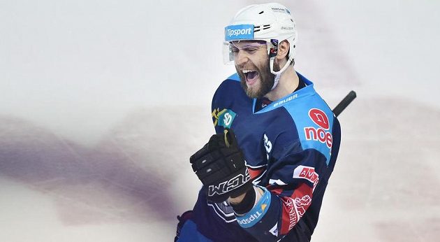 Autor gólu Vladimír Růžička z Chomutova se raduje během pátého zápasu semifinále play off hokejové extraligy na ledě Bílých Tygrů Liberec.