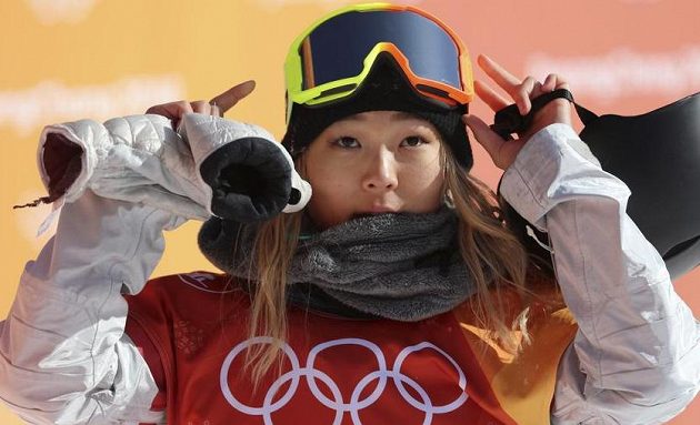 Olympijskou vítězkou v U-rampě je sedmnáctiletá americká snowboardistka Chloe Kimová. Závodu vládla od samého začátku.