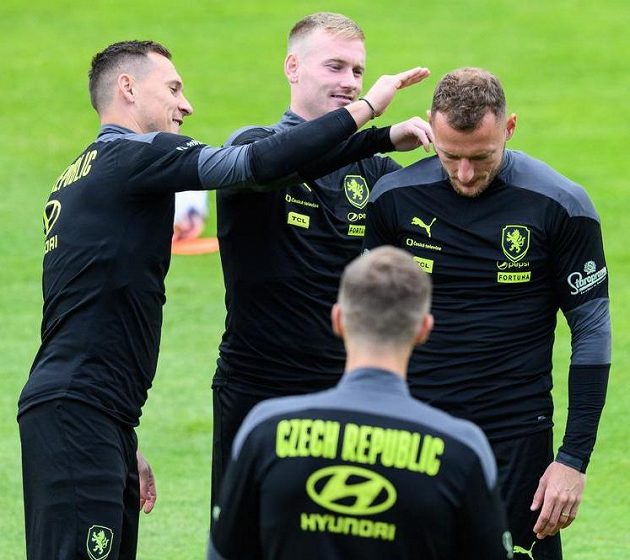 Jan Bořil a Petr Ševčík přispěchali s "tatrankou" za krk Vladimíru Coufalovi...