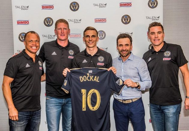 Česká posila s představiteli Philadelphie. Zleva sportovní ředitel Earnie Stewart, trenér Jim Curtin, Bořek Dočkal, agent Viktor Kolář a technický ředitel Chris Albright.