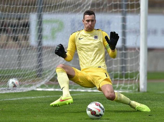Brankář Sparty Marek Štěch zasahuje během přípravného utkání s Hradcem Králové.