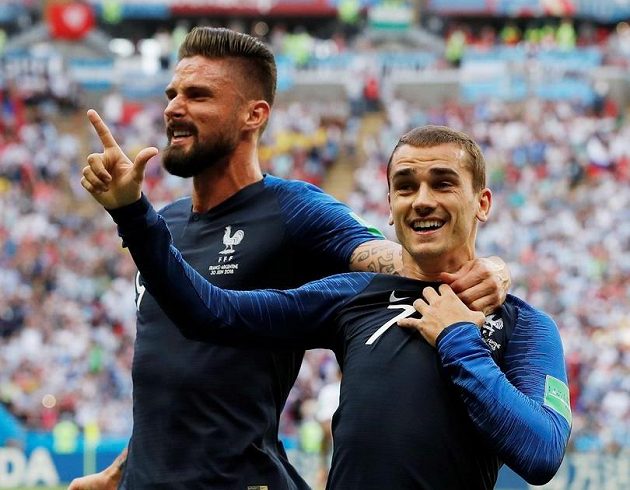 Antoine Griezmann (vpravo) a Olivier Giroud slaví gól Francie proti Argentině.