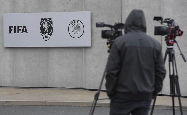 Kameraman čeká před sídlem Fotbalové asociace ČR (FAČR) na pražském Strahově, kde v pátek zasahovala policie.