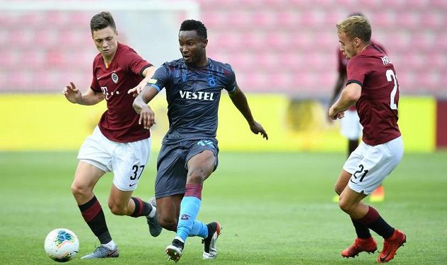 Fotbalisté Sparty Ladislav Krejčí a Martin Hašek (vpravo) v akci s jedním ze soupeřů v dresu Trabzonsporu v úvodním utkání 3. předkola Evropské ligy.