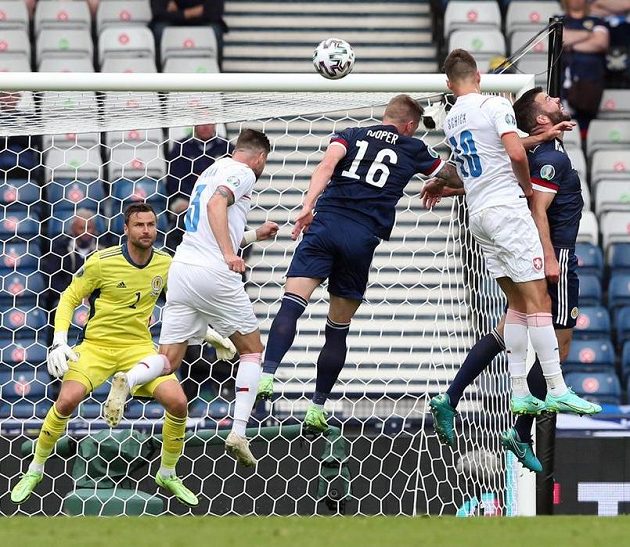 Patrik Schick (second from right) opens the score of the duel with Scotland.