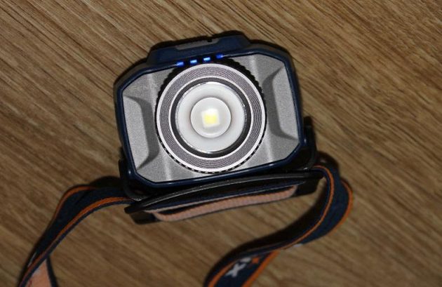 Zoomovací čelovka Fenix HL40R - integrované kontrolky ukazují stav akumulátoru.