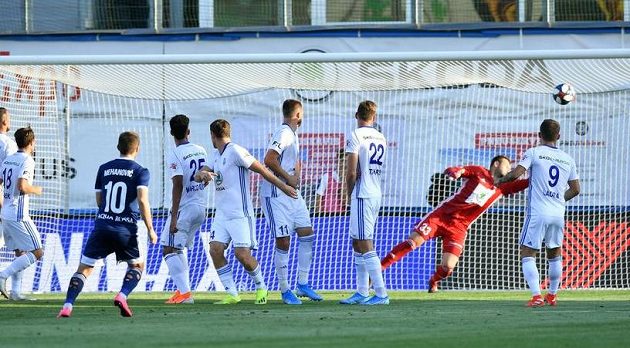 Mirzad Mehanovič střílí vedoucí gól Ordabasy Šymkent v utkání 2. předkola Evropské ligy na hřišti Mladé Boleslavi.