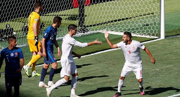 Španělský fotbalista Alvaro Morata zahodil v utkání EURO proti Slovensku penaltu. Povzbuzuje jej spoluhráč Koke.