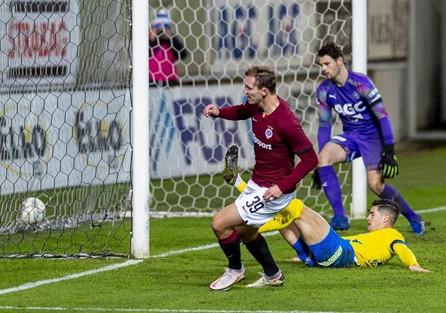 Lukáš Juliš ze Sparty střílí gól, David Černý a brankář Teplic Luděk Němeček přišli pozdě...