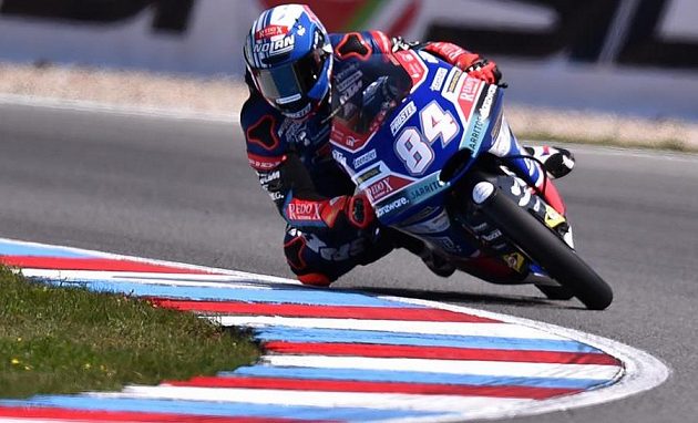 Motocyklista Jakub Kornfeil poprvé v kariéře vyhrál kvalifikaci závodu mistrovství světa a do domácí Velké ceny České republiky ve třídě Moto3 v Brně odstartuje z pole position.