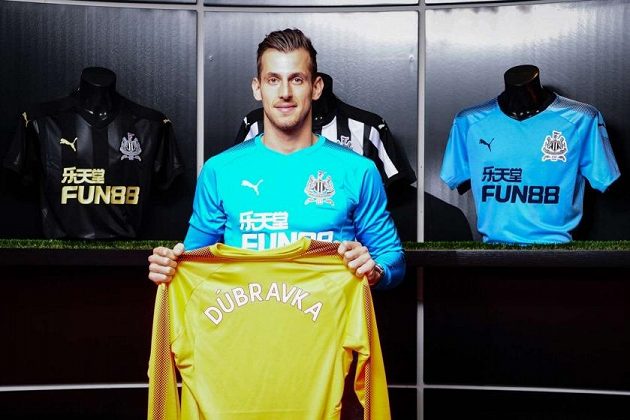 Martin Dúbravka s dresem Newcastlu.