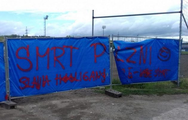 Jeden z výsledků vandalství fotbalových chuligánů.