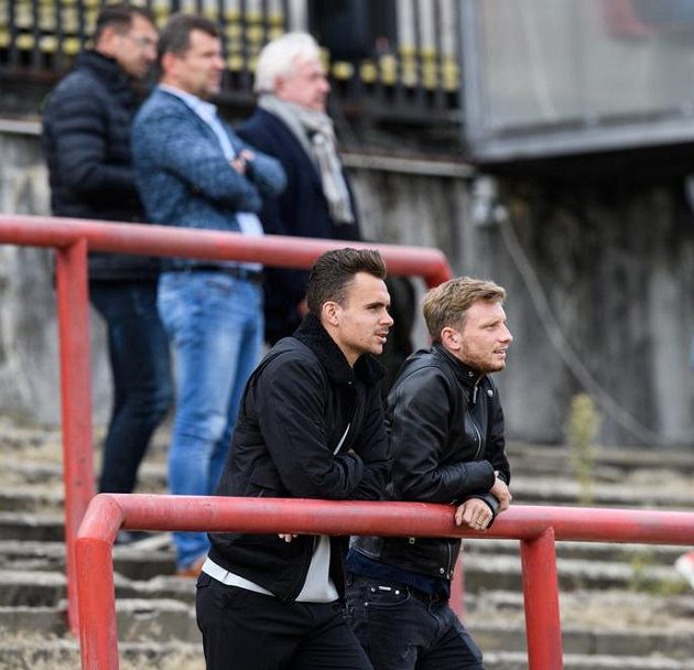 Andreas Vindheim a Ladislav Krejčí ze Sparty Praha sledují utkání 3. kola MOL Cupu s Blanskem.