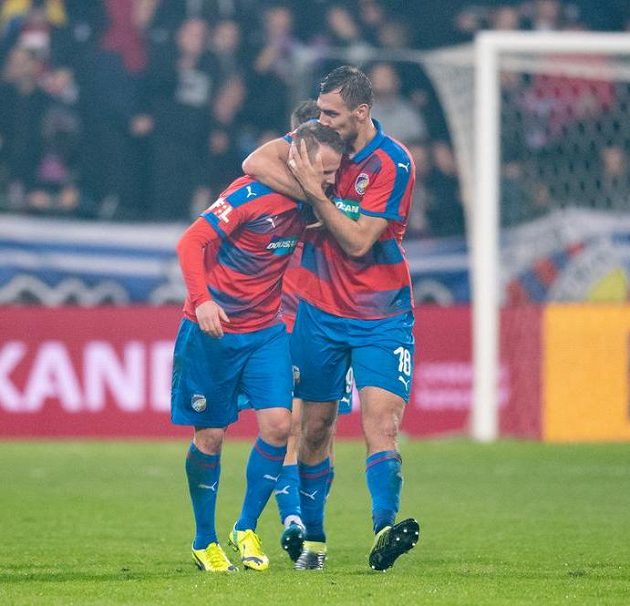 Tomáš Chorý a David Limberský z Viktorie Plzeň oslavují gól na 1:0 během utkání se Slavií.