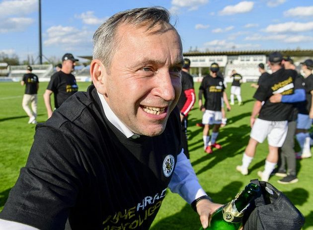 Generální manažer klubu Hradce Králové Richard Jukl oslavuje vyhrané utkání a postup do první ligy.