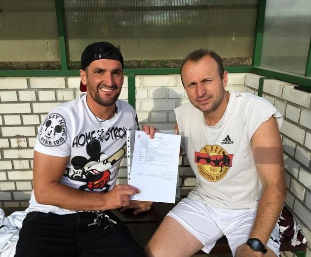 Martin Fenin na lavičce při podpsisu smlouvy s Václavem Hlaváčekm, předsedou FK Řeporyje.