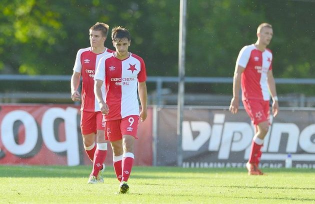 Smutní slávisté po porážce v 2. předkole Evropské ligy na hřišti Tallinnu - vpředu Ruslan Mingazov.