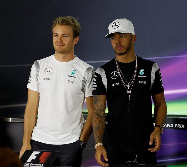 Kolegové a zároveň největší rivalové... Nico Rosberg (vlevo) a Lewis Hamilton.