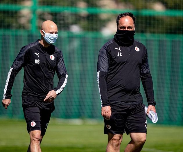 Jindřich Trpišovský při prvním tréninku Slavie v osmičlenných skupinách.