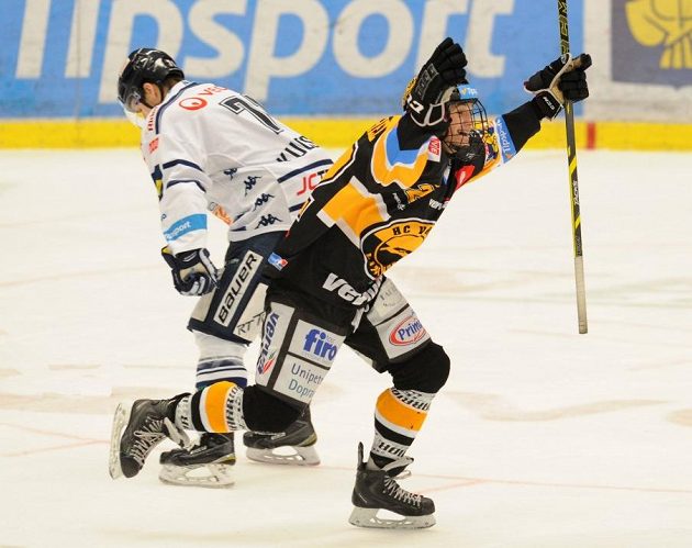 Syn slavného otce Kristián Reichel se raduje ze svého prvního extraligového gólu.