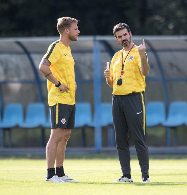 Trenér Sparty Praha Andrea Stramaccioni (vpravo) a asistent Radoslav Kováč během tréninku před odvetným utkáním 3. předkola Evropské ligy.