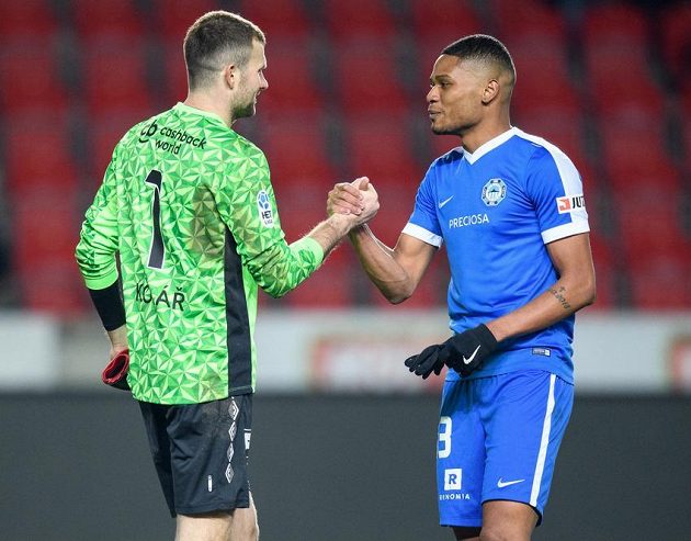 Brankář Slavie Praha Ondřej Kolář (vlevo) a liberecký útočník Wesley Da Silva po utkání čtvrtfinále MOL Cupu.