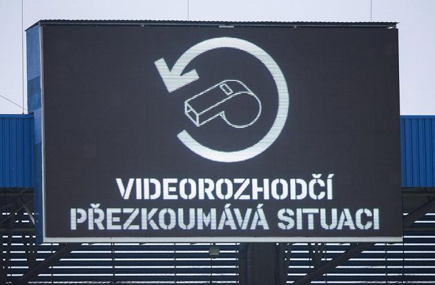 Světelná tabule s nápisem "Videorozhodčí přezkoumává situaci". Sparta si v Plzni penaltu nevyhádala...