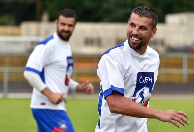 Milan Baroš v dobré náladě během tréninku v rámci kempu ČAFH hráčů bez angažmá.