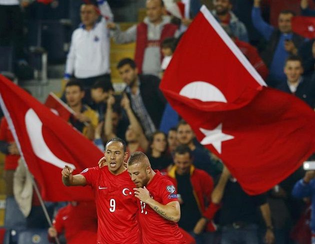 Turečtí fotbalisté Umut Bulut (vlevo) a Gökhan Töre slaví vedoucí gól nad českou reprezentací.