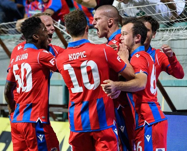 Fotbalisté Viktorie Plzeň (zleva): Adriel Ba Loua, David Limberský, Jan Kopic, Zdeněk Ondrášek a Miroslav Káčer oslavují gól na 1:0 během utkání na hřišti Bohemians 1905.